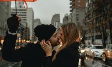 Bør du kysse på første date? | Årsaker, tegn og tips