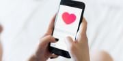 69+ Flirty "Doen, Durf of Waarheid" vragen voor WhatsApp