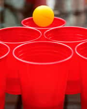 Beer Pong permainan minum: Aturan dan panduan