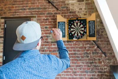 how to throw darts