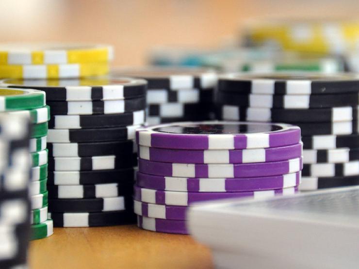 Blind Poker: Trinkspiel Regeln und Anleitung