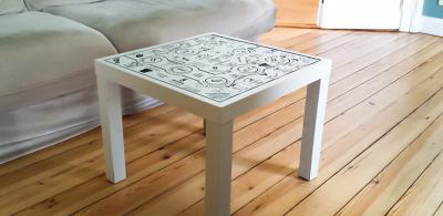 Der IKEA Lack Trinkspiel Tisch im Wohnzimmer