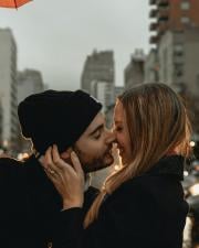 Skal man kysse på den første date? | Årsager, tegn og tips
