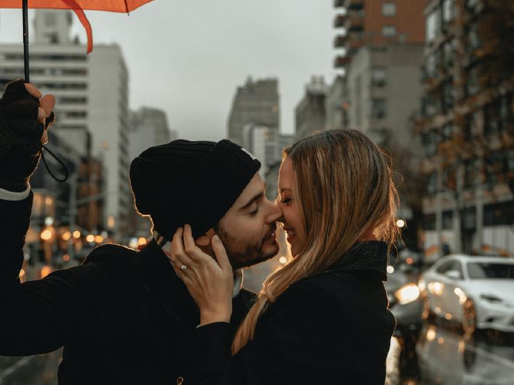 Kuss beim ersten Date? Ja oder Nein? | Gründe, Anzeichen & Tipps