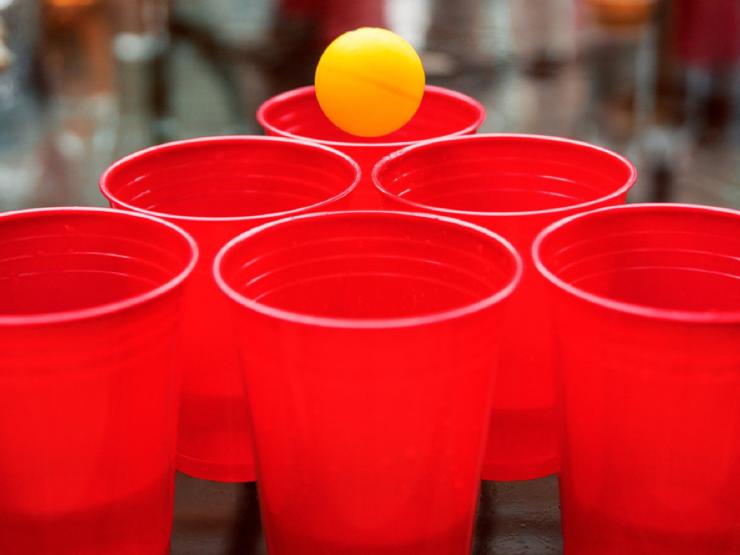 Beer Pong juego de bebida: Reglas y guía