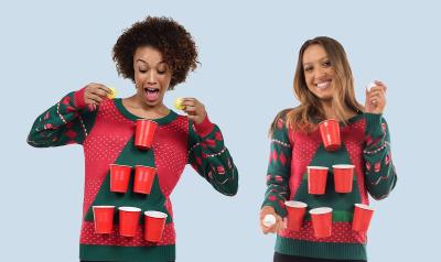Рождественский свитер с прикрепленными к нему кружками пинг-понга