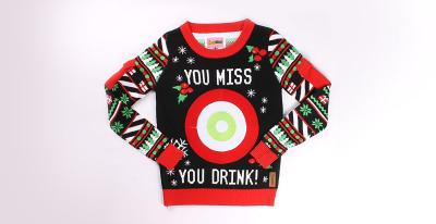 Гадкий рождественский свитер с доской для игры в дартс