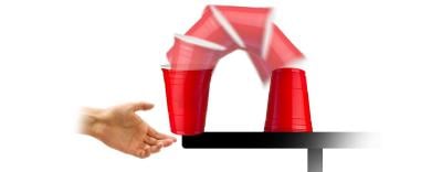 Cómo voltear una taza en el juego flip cup
