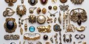 Kuis: Cari Tahu Logam Perhiasan yang Paling Pas Buat Kamu | Emas, Perak atau Lainnya?